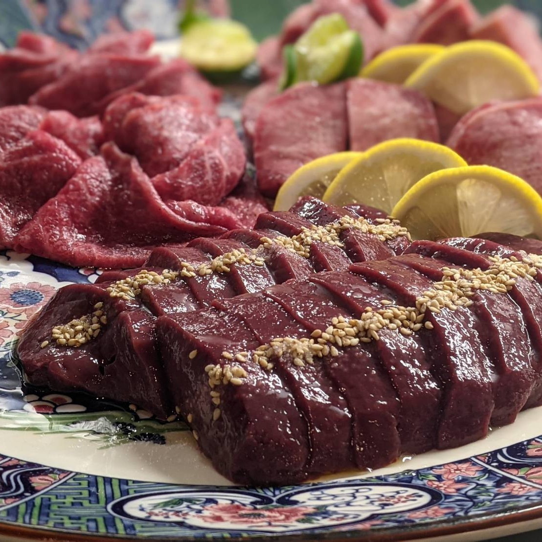 【うしみつ一門目黒「THE ホルモン」コース】厳選されたタンとホルモン全13種の特別コース！神谷商店の新鮮ホルモンもご提供！絶品のMIXホルモン串もお楽しみください。